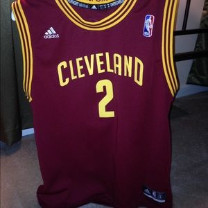 Kyrie Irving jersey Size: large in kids