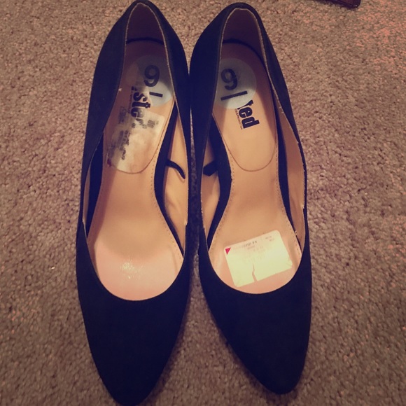 Black pumps