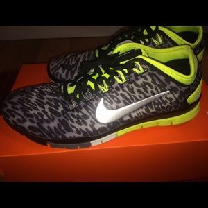 NIKE Womens Free TR Connect 2 Sneakers