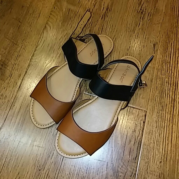 Flat sandals