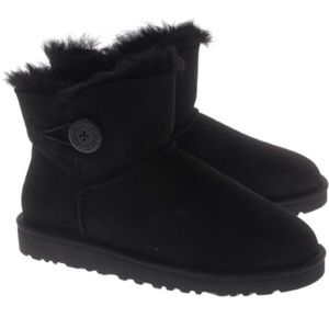 UGGS Bailey Button Short