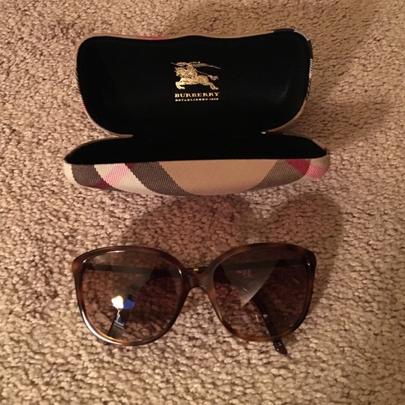 Burberry Accessories - Burberry sunglasses