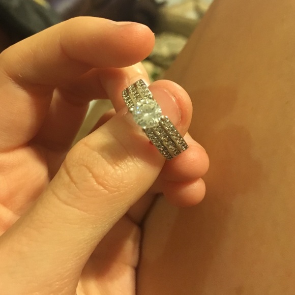 Beautiful ring - Picture 2 of 2