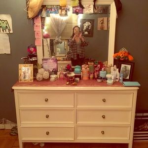 White furniture, bureau
