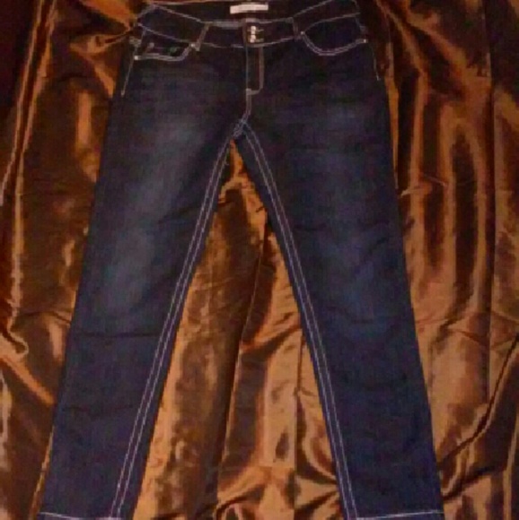 BEAUTIFUL EMBELLISHED SKINNY JEANS!!