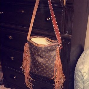 Fringe Louis Vuitton Medium Looping bag