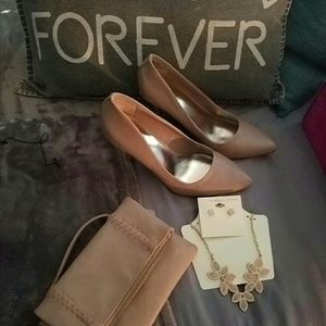 Shoes, hand purse and necklace