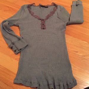 The Limited thermal top w/ V-neck gray lace collar