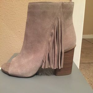 Kenneth Cole Reaction Taupe Booties Size 7.