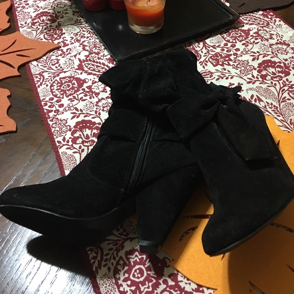 Mid calf black boots - Picture 1 of 4