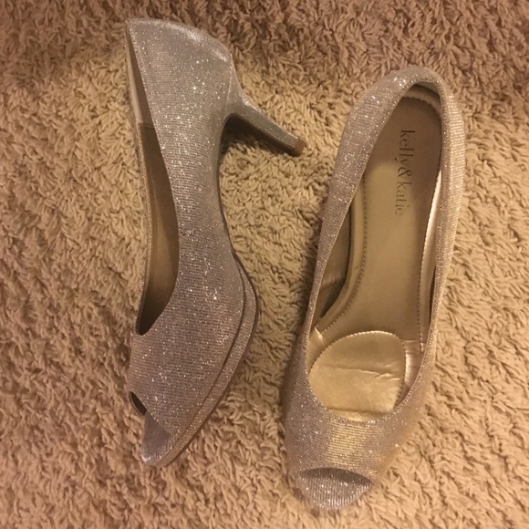 silver pumps 👠