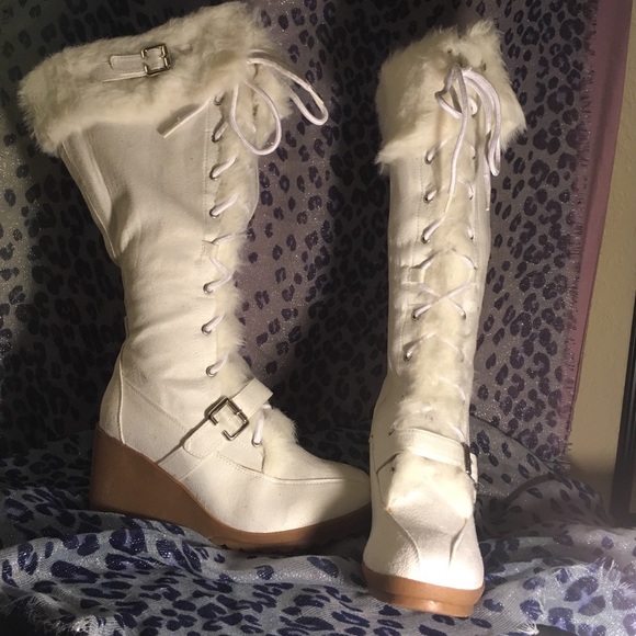 NIB Breckelle's AVALON-24 White Ne-High Wedge Boot