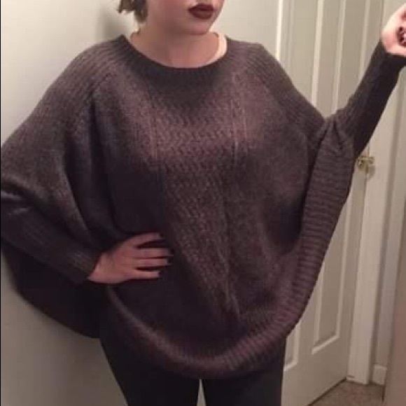Daisy Fuentes charcoal wool poncho with sleeves