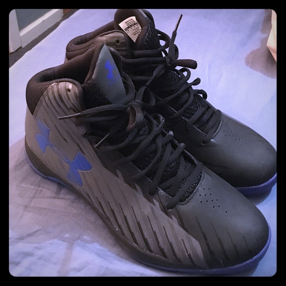 NWOT men's under armour basketball shoes
