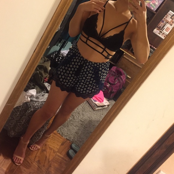 ❗️SALE❗️Black Cage Laced Bralette - Picture 4 of 4