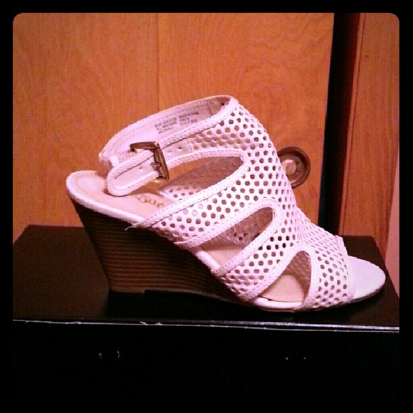 White East Ave. Wedge sandals