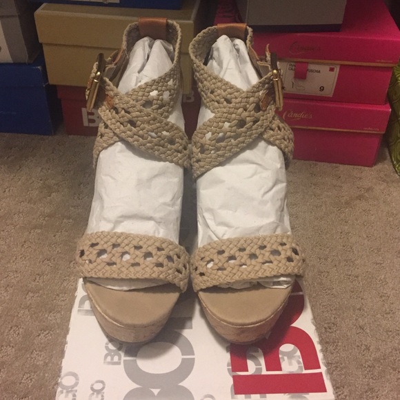 Cute tan sandals - Picture 1 of 3