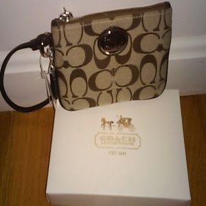 Coach Wristlet for Woman. Brown.