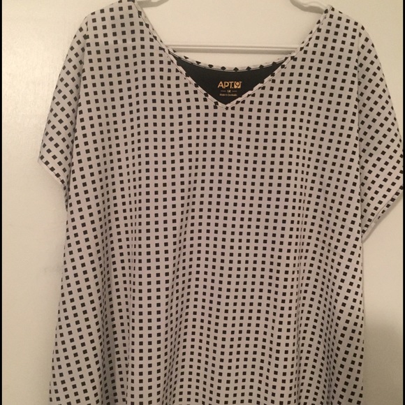 Black and white silky type top Apt 9 size 1x