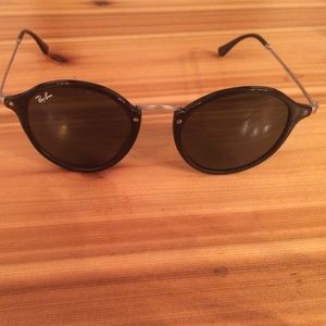 Ray-Ban Round RB 2447 Black Frame / Green G15 Lens