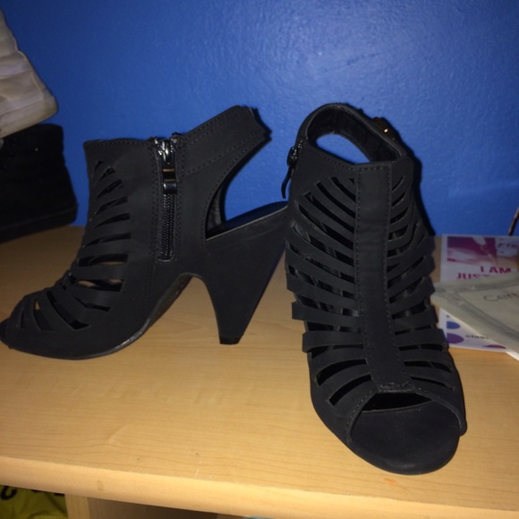 Black Pumps. price is negotiable