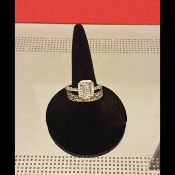 Emerald brilliant cut ring