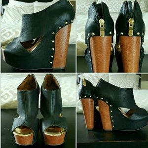 Black wedges