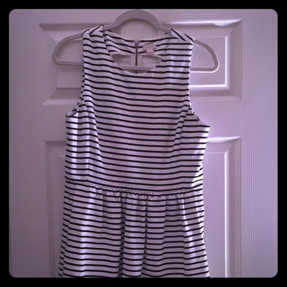 Sleeveless fit and flare! *sale*