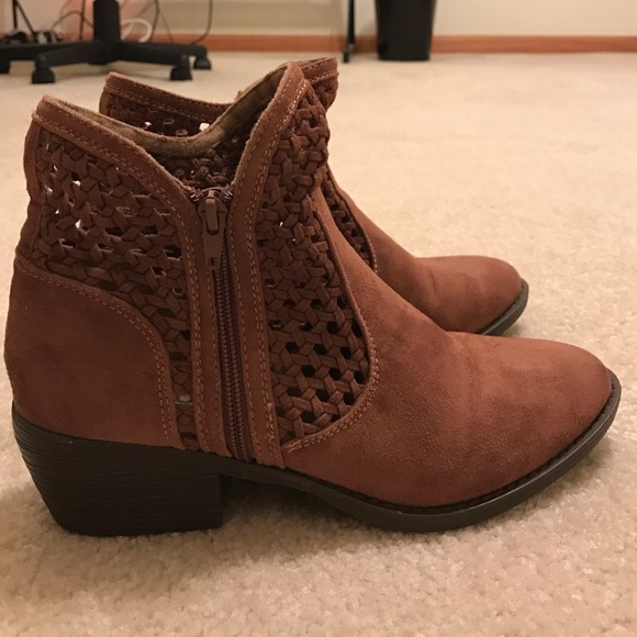 Like new Mudd brand ankle boots tan