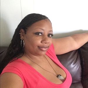 Meet your Posher, Loraela