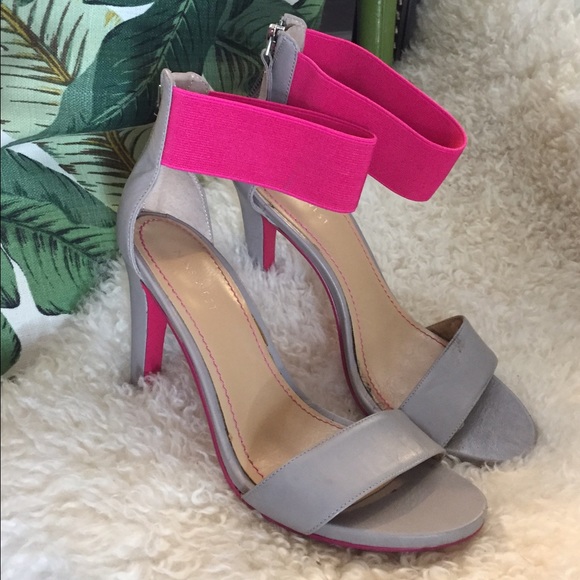 🎉🎉🎀 Gray and pink heels!