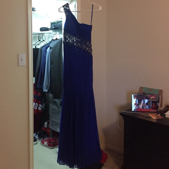 This is a gown I wore for a Gala. Only worn once.