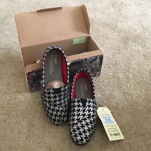 New with tags size 6 Toms in silver houndstooth