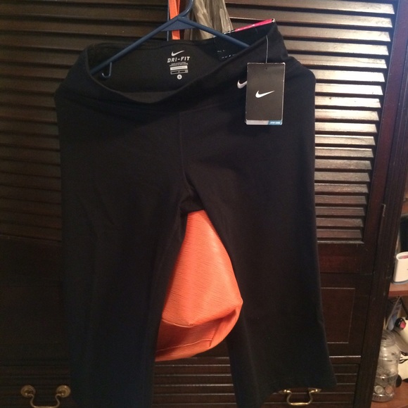 *BRAND NEW* Women's Nike dri fit Capri pants. - Picture 1 of 3