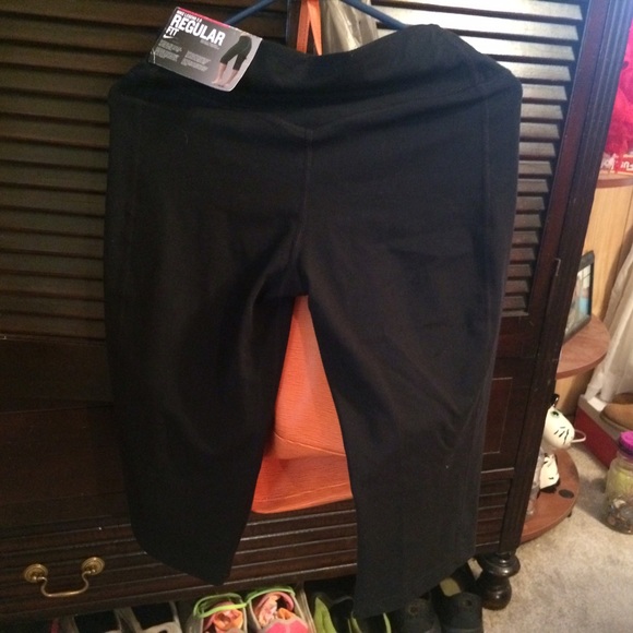 *BRAND NEW* Women's Nike dri fit Capri pants. - Picture 2 of 3