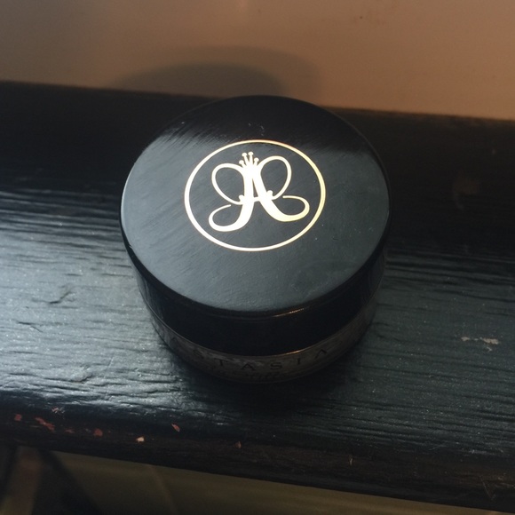 Anatasia Medium Brown Dipbrow