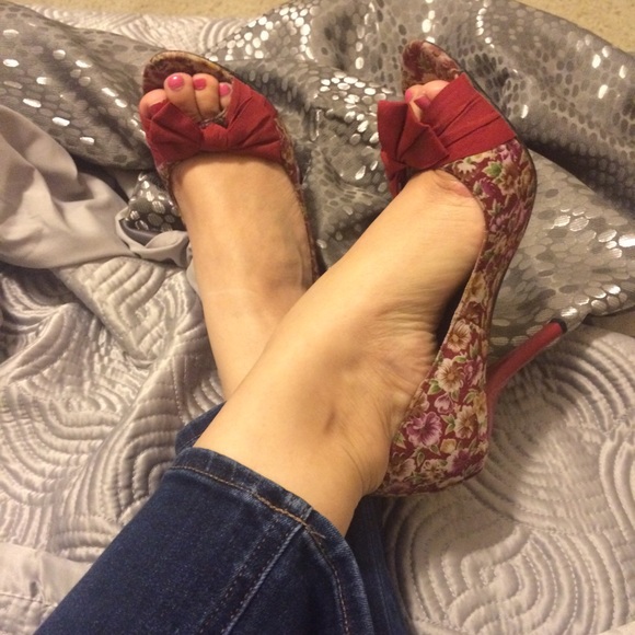 Red bow and floral pumps