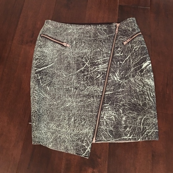GUESS ASYMMETRICAL SKIRT. CROSS SKIRT SIZE SMALL - Picture 1 of 3