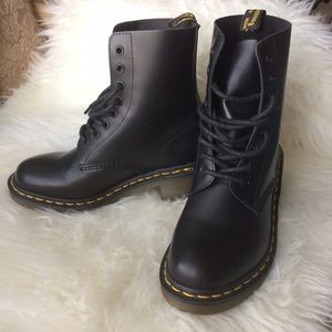 NEW Dr. Martens clemency boots black US 7