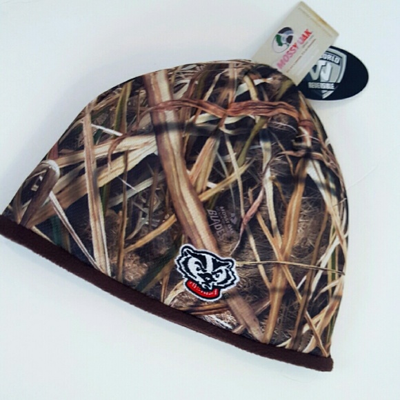 NWT Wisconsin BADGERS Camo Fleece Reversible Mossy Oak Men’s Hat Cap - Picture 2 of 4