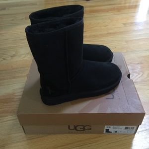 GONE 11/2 NEW Classic Short Black Uggs