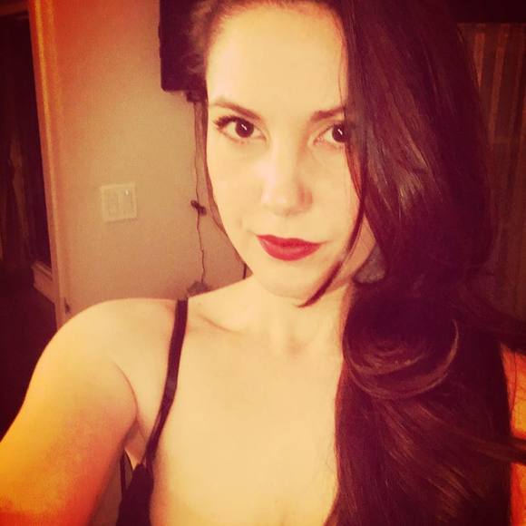 Meet your Posher, Mona