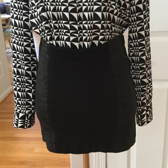 💥SALE💥ALICE AND OLIVIA LAMBSKIN BLACK MINISKIRT - Picture 2 of 4