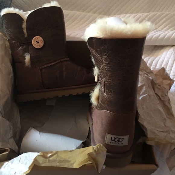 1872 Bailey Button Krinkle UGGS in Brown - Picture 2 of 4