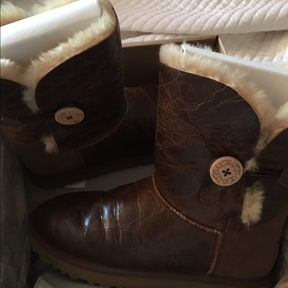 1872 Bailey Button Krinkle UGGS in Brown - Picture 3 of 4