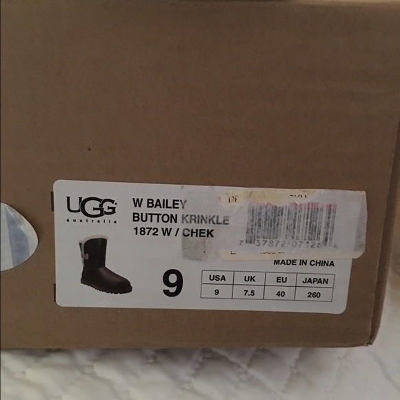 1872 Bailey Button Krinkle UGGS in Brown - Picture 4 of 4