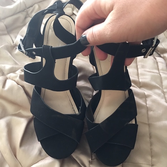 Black pumps