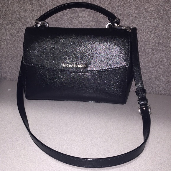 Beautiful classic Authentic Michael Kors handbag