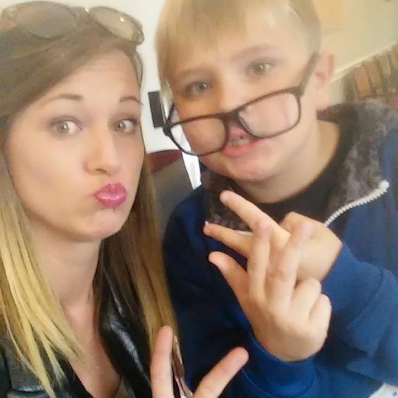 Meet your Posher, Tori - Picture 3 of 4