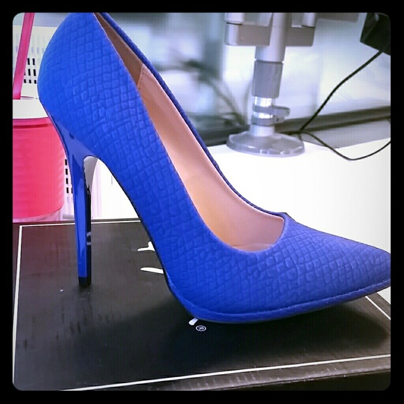 Qupid Shoes - NWOT Qupid Cobalt Blue Snake Pumps